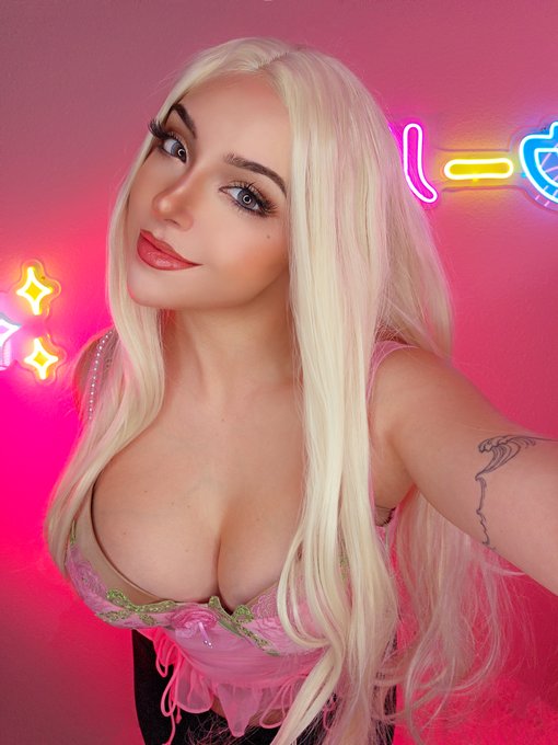 do i bring back the blonde hair? 🤧 https://t.co/s2dN1SmCyw