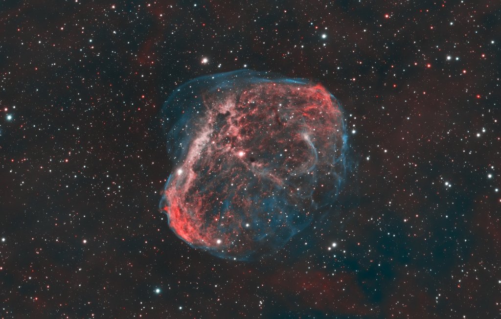 NGC 6888, auch als Halbmondnebel bekannt, ist ein etwa 25 Lichtjahre großer Stern, der von den Winden seines zentralen, hellen und massereichen Sterns verweht wird. nasa