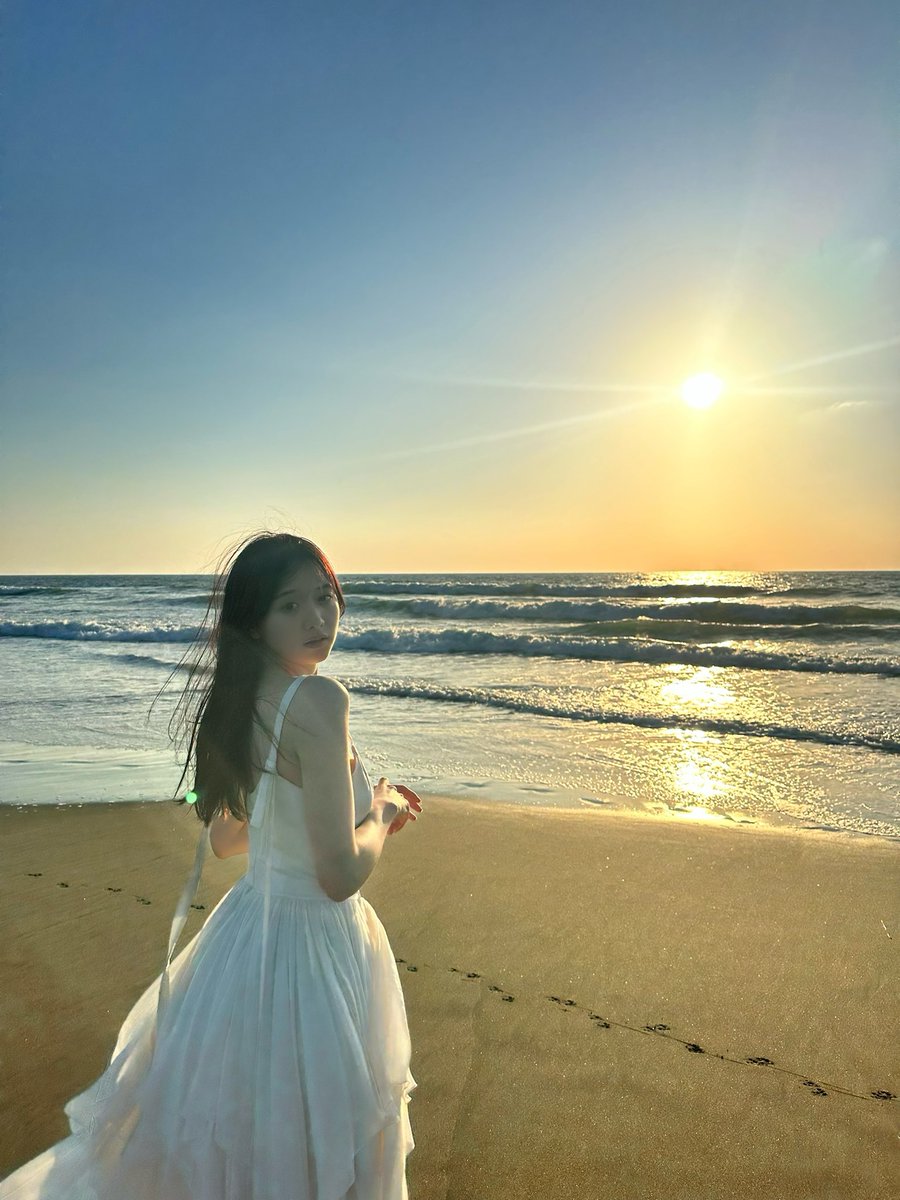 kasumimori1st's tweet photo. #森香澄1st写真集
新年あけましておめでとうございます🐲✨2024年になったということは…発売まで残り約2ヶ月となりました！まだまだ最新情報やオフショットなどをお届けしますのでお楽しみに🐰🫧ご予約はプロフィール欄のURLから✍🏻#森香澄 #写真集 https://t.co/WyxdPex1Ik