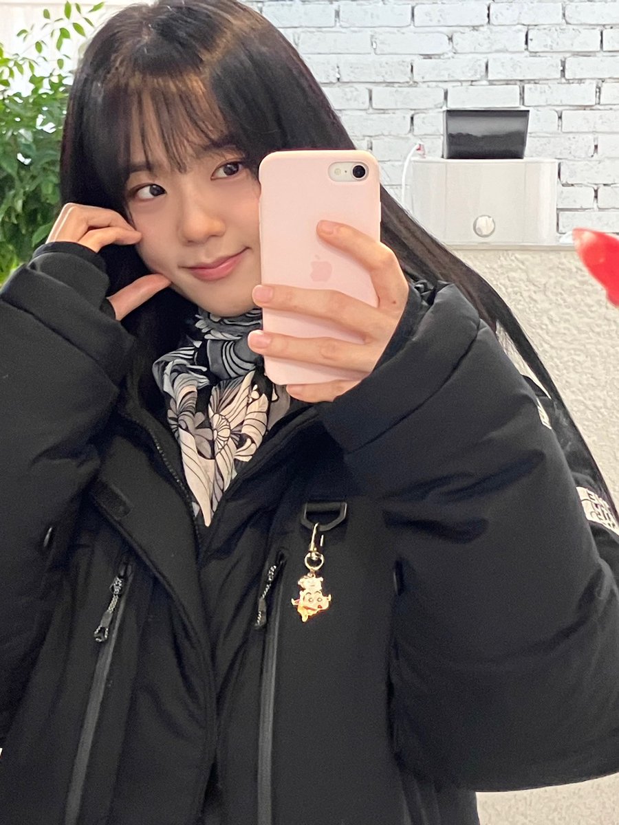 NEWSJISOO's tweet photo. JISOO weverse update. 

HAPPY JISOO DAY 
#OurPreciousJISOODay 
#꽃향기_가득한_지수생일_왔단다 https://t.co/ebQWduOadp