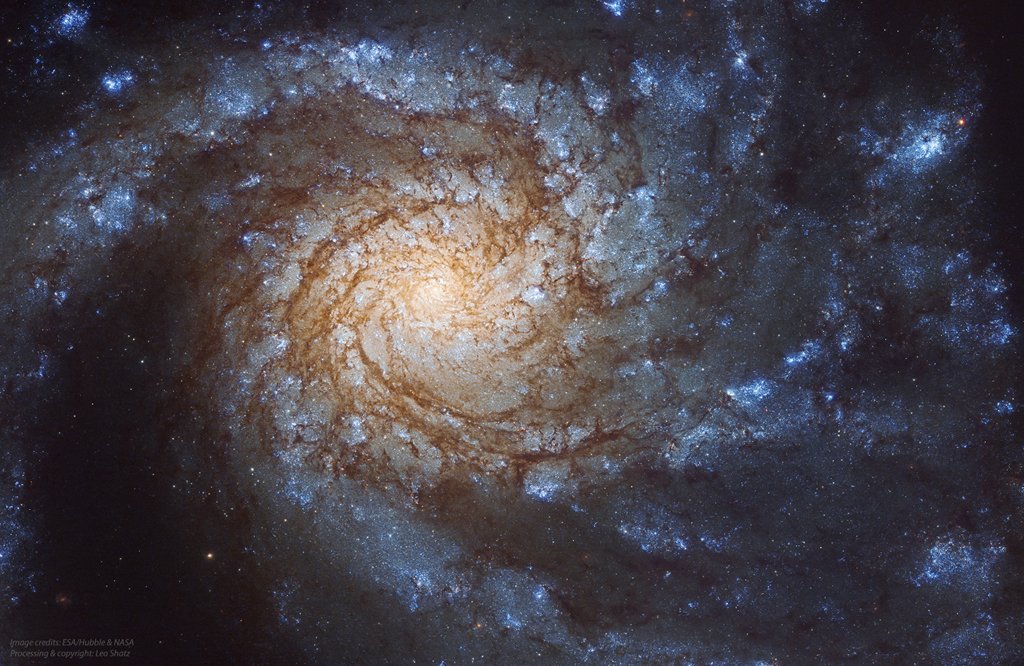 Die Spiralgalaxie Messier 99 mit großartigem Design sieht im wirklich kosmischen Maßstab majestätisch aus. Dieses  vollständige Galaxienporträt erstreckt sich über 70.000 Lichtjahre über M99. Die scharfe Sicht ist eine Kombination aus ultravioletten, und infraroten Bilddaten nasa