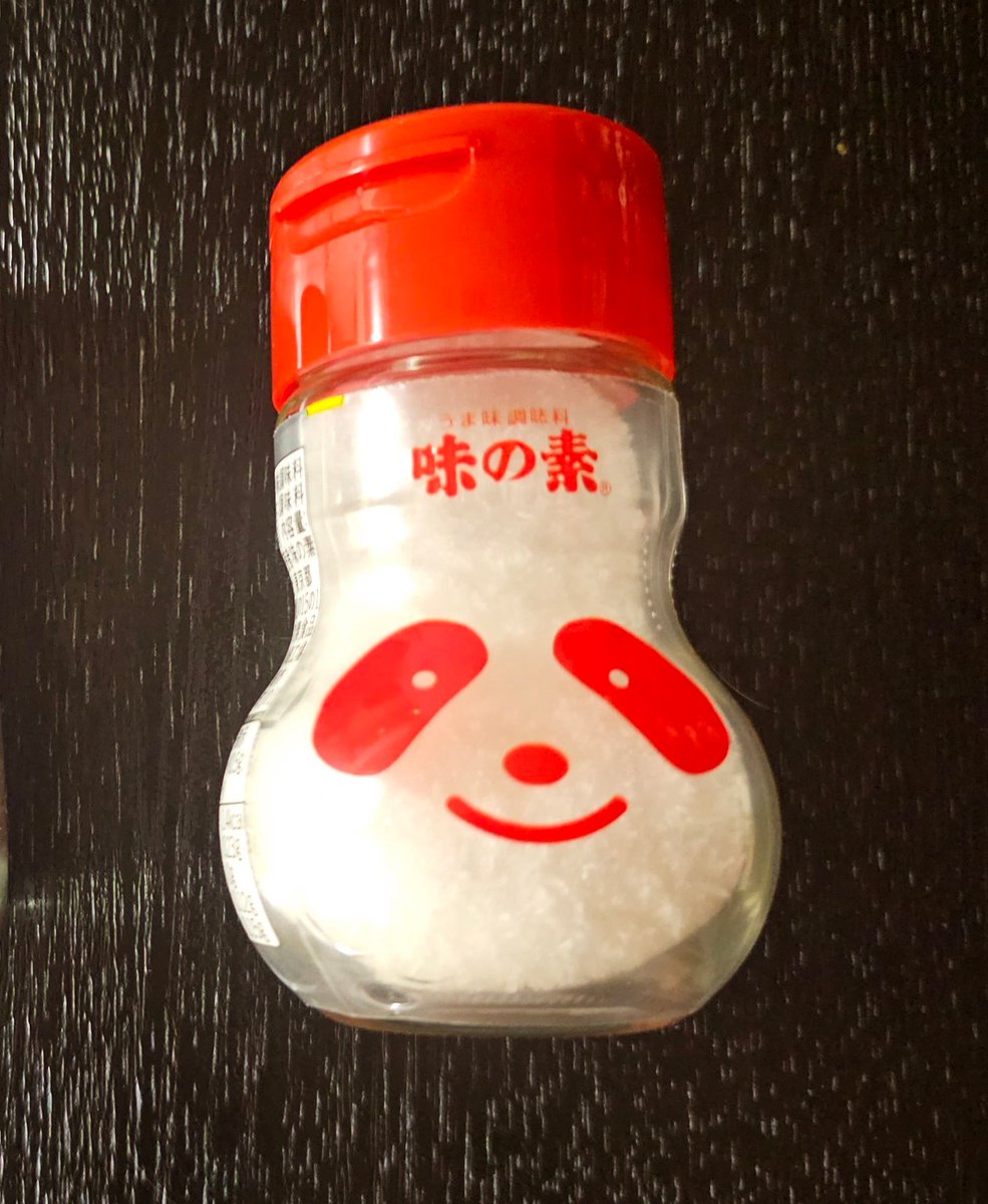 ore825's tweet image. 災害時にコンビニやスーパーで必ず売れ残る辛いラーメンの救済方法みつけました
表示通りのお湯を沸かし、付属のスープを使わず醤油大さじ1と小匙2、味の素10振り入れ麺入れ煮るだけです
こんだけで醤油ラーメンになります…