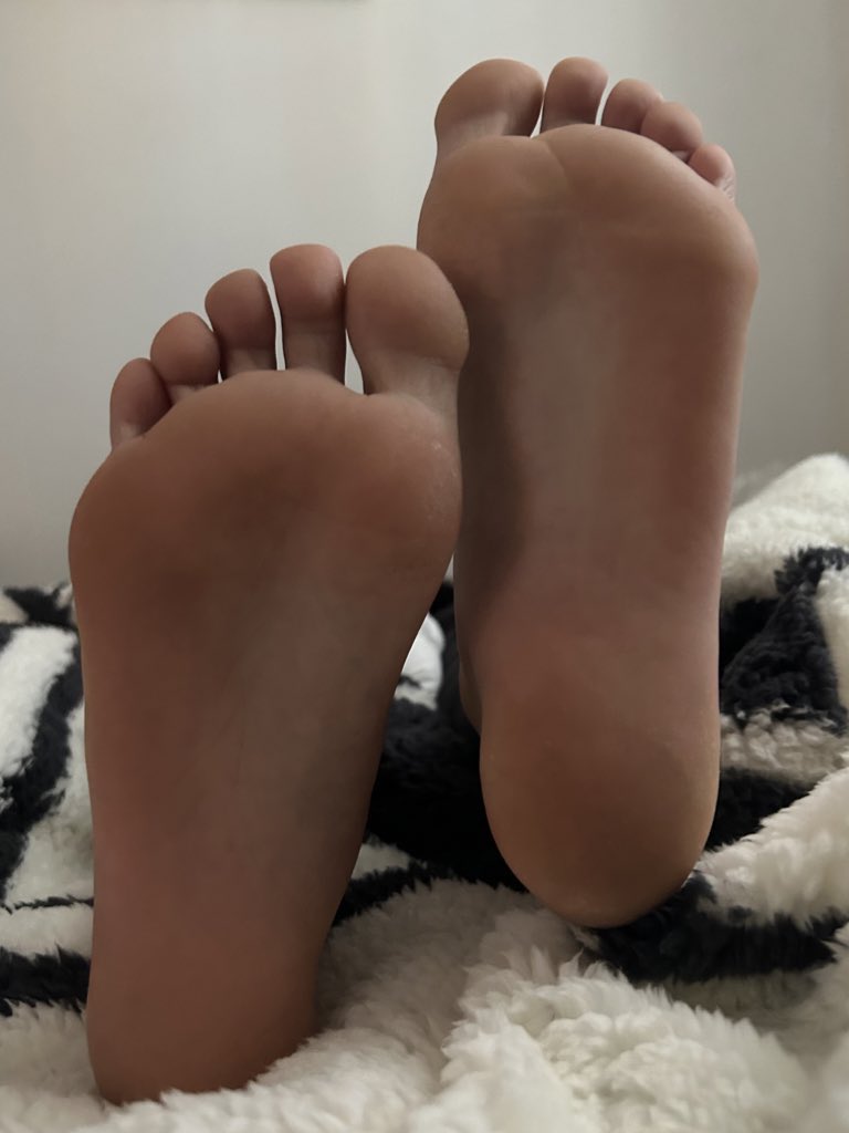 findomqueenmia's tweet photo. SUB TO MY PAGES!!!! @FeetFinder link: https://t.co/0NSzGe89c1 and @OnlyFans link: https://t.co/ULR9DgvPme 

Just turned 18 in September so come teach me!

I do feet stuff on FF and stripping and most content on OF!!! :) Come get some :) 
#feetseller #feet #feetfinder #onlyfans https://t.co/msvwlZ7CD4