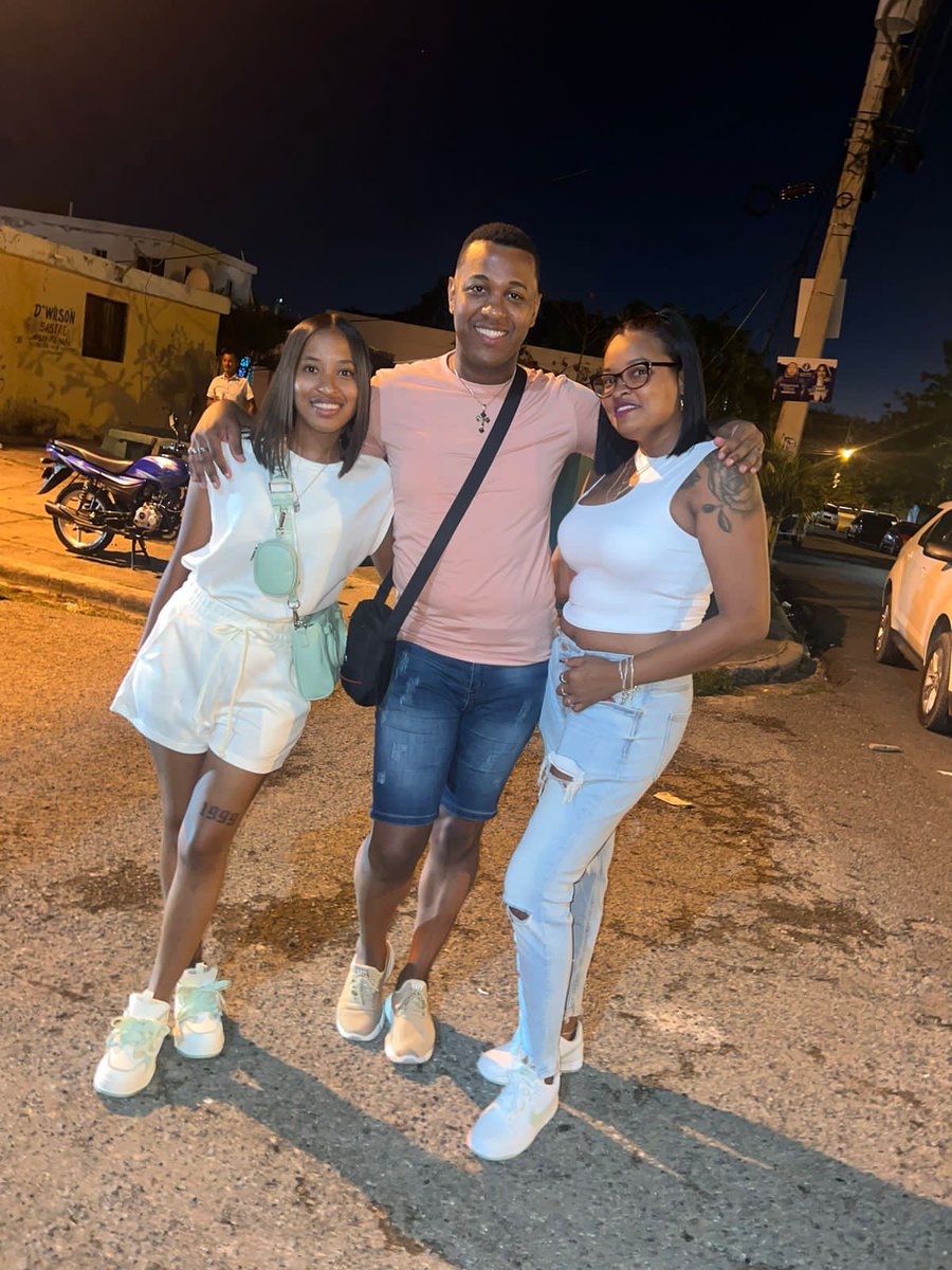 delossndaniel's tweet photo. Sister and cousin 🎉💕🎉 https://t.co/yTYp6VvXtX