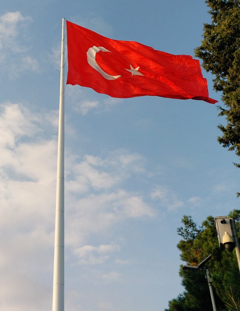 enesbalay's tweet photo. Kendi değerlerine yabancılaştırılmış bir nesil. Ne İstiklal Marşı'ndan ne de şanlı bayrağının manasından haberi var..
İşte bu en büyük işgal olan zihinlerin işgal altında olduğunun kanıtıdır!
#KelimeiTevhid https://t.co/nsKQS6ZnKL