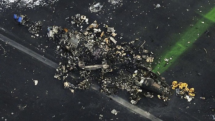 detikcom's tweet photo. #Foto Pesawat Japan Airlines bertabrakan dengan pesawat penjaga pantai di Bandara Haneda, Jepang. Begini kondisi kedua pesawat usai bertabrakan.

>> https://t.co/paivRhW1XX 

Foto: Kyodo News via AP https://t.co/HJk9eef6cd