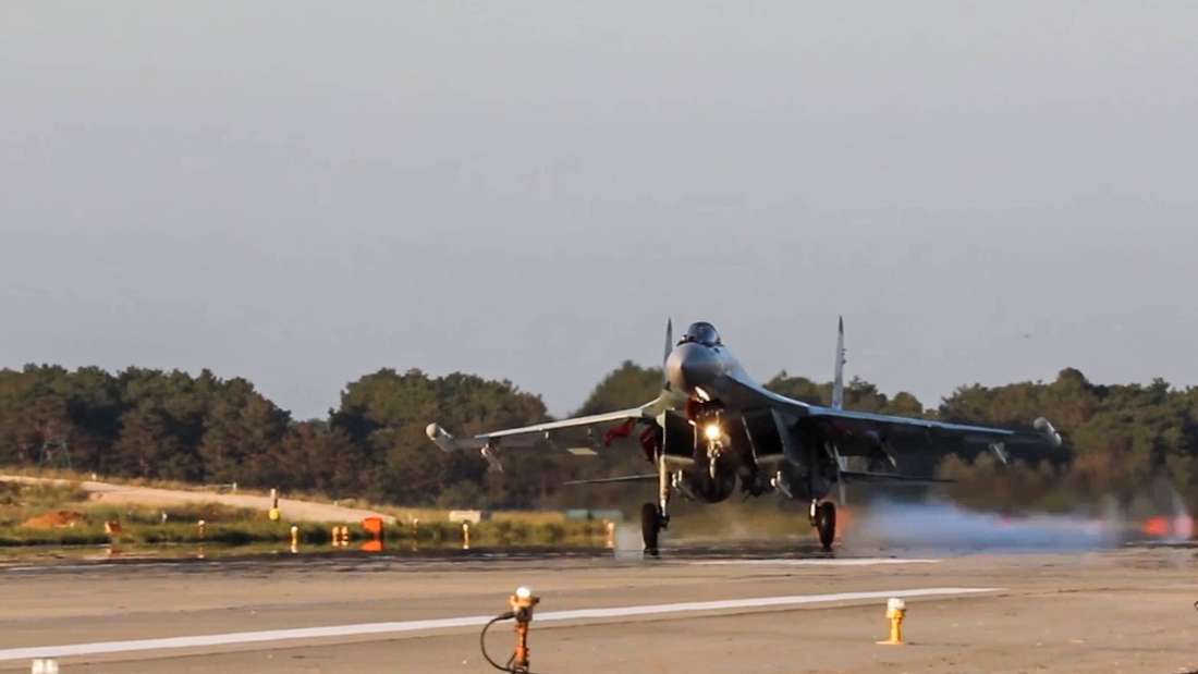 'Russisches Kampfflugzeug bombardiert aus 😂Versehen😂 eigenes Dorf' 03.01.2024,04:45,merkur de Ein russischer Kampfjet hat statt die Ukraine, ein eigenes Dorf bombardiert, auch eine gute Idee. (Symbolbild).