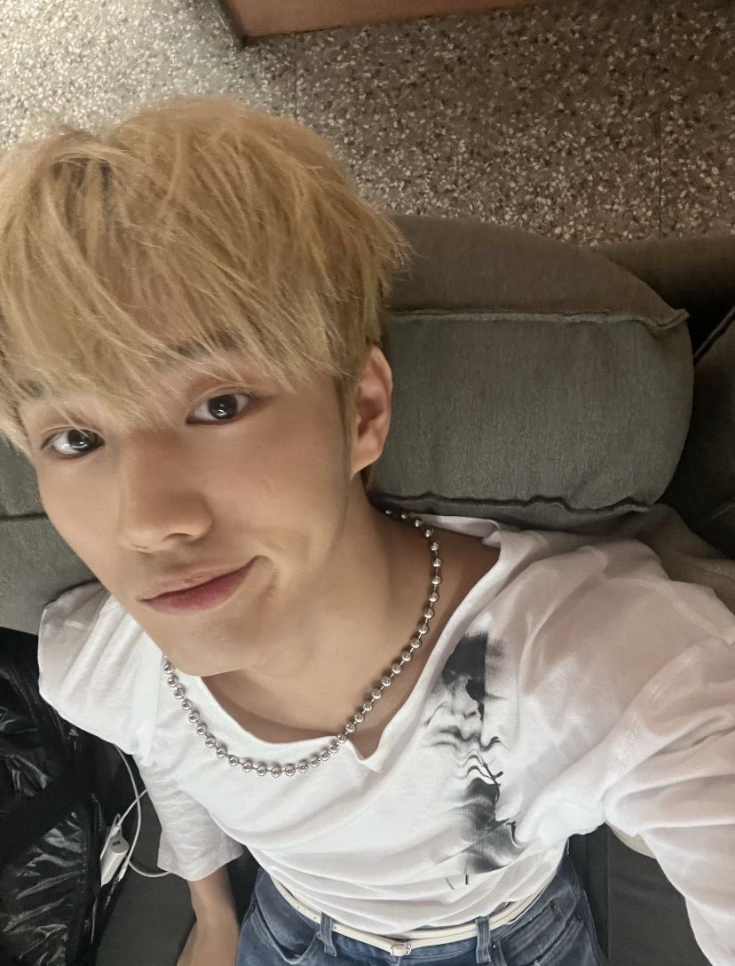 jitak_'s tweet photo. let’s all pretend like it p1ece selca day okay ! https://t.co/WEXSIW4Zar