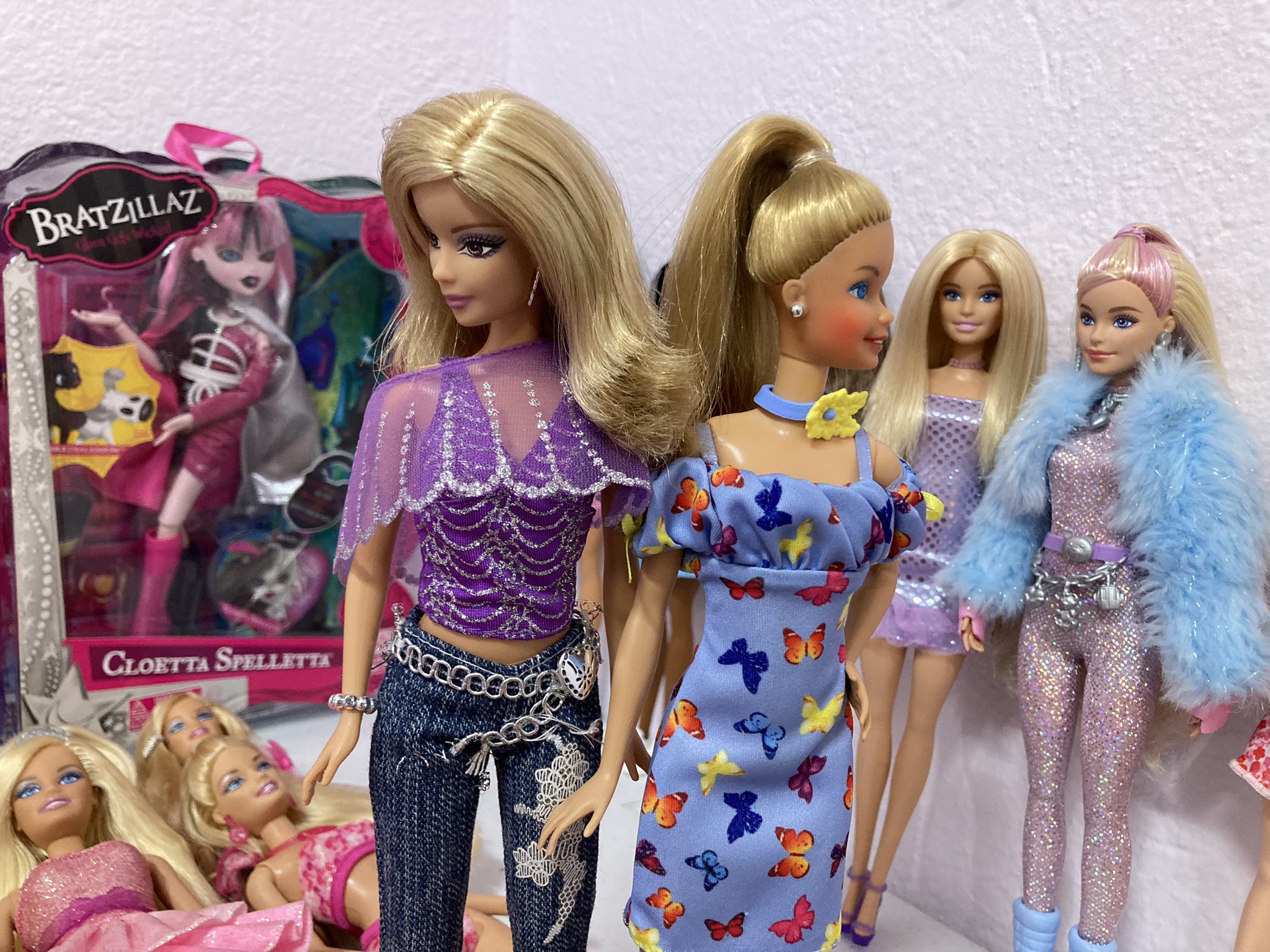 Cloetta Spelletta on X: Pov: u r not a GG or a modern Barbie doll in my  collection and don't know where to sit 😭  / X