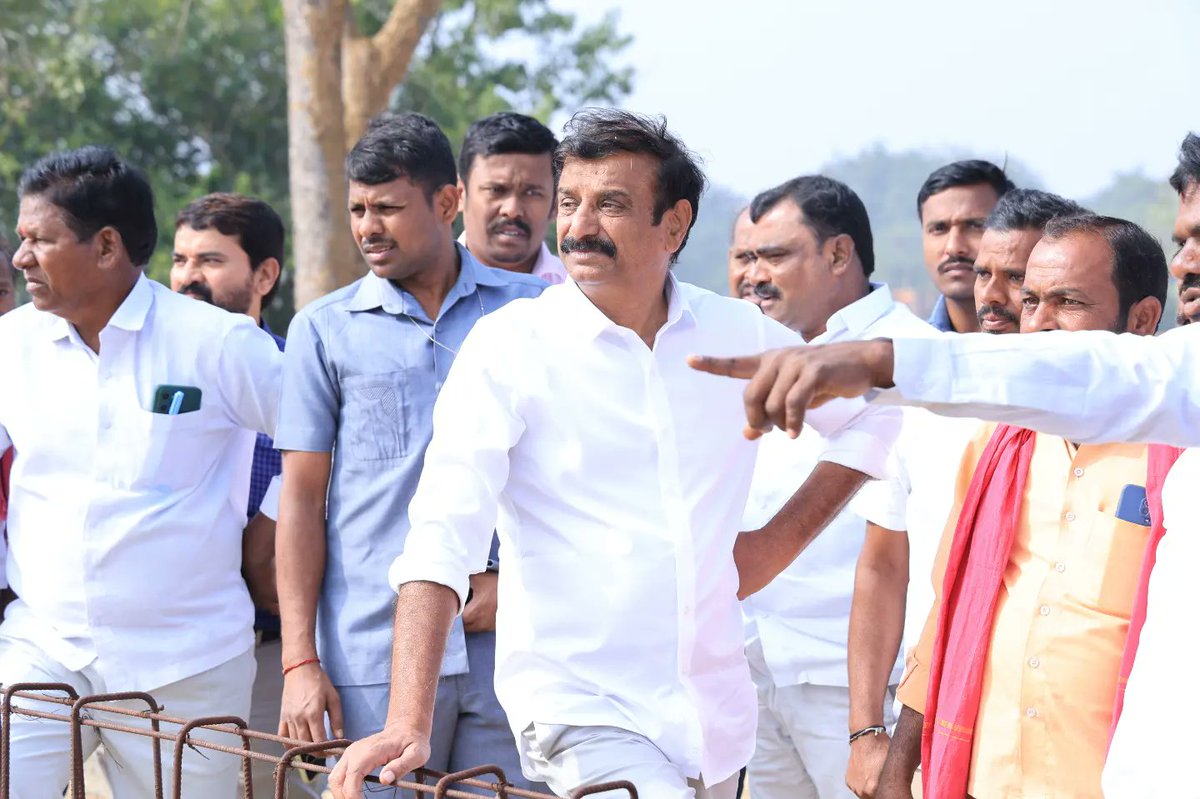KPR_BRS's tweet photo. దుబ్బాక నియోజకవర్గం ప్రజలకు ఇచ్చిన మాట ప్రకారం గెలిచిన నెల రోజులు లోనే దుబ్బాక నియోజకవర్గానికి కాలువలు ద్వారా నీళ్లు తెచ్చి ఇక్కడి రైతాంగాన్ని రుణం తీర్చుకుంటానని ఎన్నికల సమరంలో చెప్పిన దుబ్బాక ఎమ్మెల్యే గౌరవనీయులు శ్రీ కొత్త ప్రభాకర్ రెడ్డి గారు ఈరోజు దుబ్బాక మండలం (1)గంభీర్ పూర్ (2)పోతారం (3)కమ్మర్పల్లి (4)చికోడ్ (5)అచ్చమయ్యపల్లి (6)పరశురాం నగర్  గ్రామంలో ఇరిగేషన్ అధికారులతో స్వయంగా పంట పొలాల పొంటి తిరుగుతూ కాలువలు త్వరగా పూర్తిచేసి ఈ నియోజకవర్గ ప్రజలకు రైతాంగానికి నీళ్లు ఇవ్వాల్సింది అధికారులను ఆదేశించడం జరిగింది గ్రామ ప్రజలతో రైతులతో కలిసి పర్యటించిన దుబ్బాక ఎమ్మెల్యే గౌరవనీయులు శ్రీ కొత్త ప్రభాకర్ రెడ్డి గారు అధికారులు మరియు గ్రామ రైతాంగం బిఆర్ఎస్ నాయకులు .!!