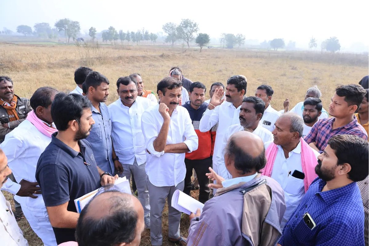 KPR_BRS's tweet photo. దుబ్బాక నియోజకవర్గం ప్రజలకు ఇచ్చిన మాట ప్రకారం గెలిచిన నెల రోజులు లోనే దుబ్బాక నియోజకవర్గానికి కాలువలు ద్వారా నీళ్లు తెచ్చి ఇక్కడి రైతాంగాన్ని రుణం తీర్చుకుంటానని ఎన్నికల సమరంలో చెప్పిన దుబ్బాక ఎమ్మెల్యే గౌరవనీయులు శ్రీ కొత్త ప్రభాకర్ రెడ్డి గారు ఈరోజు దుబ్బాక మండలం (1)గంభీర్ పూర్ (2)పోతారం (3)కమ్మర్పల్లి (4)చికోడ్ (5)అచ్చమయ్యపల్లి (6)పరశురాం నగర్  గ్రామంలో ఇరిగేషన్ అధికారులతో స్వయంగా పంట పొలాల పొంటి తిరుగుతూ కాలువలు త్వరగా పూర్తిచేసి ఈ నియోజకవర్గ ప్రజలకు రైతాంగానికి నీళ్లు ఇవ్వాల్సింది అధికారులను ఆదేశించడం జరిగింది గ్రామ ప్రజలతో రైతులతో కలిసి పర్యటించిన దుబ్బాక ఎమ్మెల్యే గౌరవనీయులు శ్రీ కొత్త ప్రభాకర్ రెడ్డి గారు అధికారులు మరియు గ్రామ రైతాంగం బిఆర్ఎస్ నాయకులు .!!