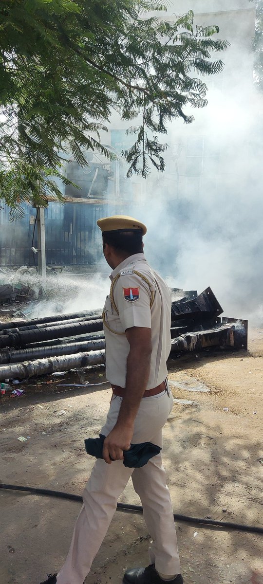सर्दी हो गर्मी हो या बारिश हो 24 घंटे आपकी सेवा मे ख़डी रहती है पुलिस फिर भी आप इनकी मांगो पर ध्यान नहीं दे रहे हो आखिर क्यों।
#राजस्थान_पुलिस 🚔🙏🇮🇳
<a href="/BhajanlalBjp/">Bhajanlal Sharma</a> <a href="/RajCMO/">CMO Rajasthan</a> <a href="/PoliceRajasthan/">Rajasthan Police</a>