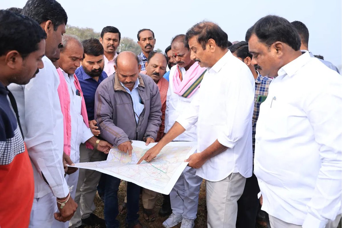 KPR_BRS's tweet photo. దుబ్బాక నియోజకవర్గం ప్రజలకు ఇచ్చిన మాట ప్రకారం గెలిచిన నెల రోజులు లోనే దుబ్బాక నియోజకవర్గానికి కాలువలు ద్వారా నీళ్లు తెచ్చి ఇక్కడి రైతాంగాన్ని రుణం తీర్చుకుంటానని ఎన్నికల సమరంలో చెప్పిన దుబ్బాక ఎమ్మెల్యే గౌరవనీయులు శ్రీ కొత్త ప్రభాకర్ రెడ్డి గారు ఈరోజు దుబ్బాక మండలం (1)గంభీర్ పూర్ (2)పోతారం (3)కమ్మర్పల్లి (4)చికోడ్ (5)అచ్చమయ్యపల్లి (6)పరశురాం నగర్  గ్రామంలో ఇరిగేషన్ అధికారులతో స్వయంగా పంట పొలాల పొంటి తిరుగుతూ కాలువలు త్వరగా పూర్తిచేసి ఈ నియోజకవర్గ ప్రజలకు రైతాంగానికి నీళ్లు ఇవ్వాల్సింది అధికారులను ఆదేశించడం జరిగింది గ్రామ ప్రజలతో రైతులతో కలిసి పర్యటించిన దుబ్బాక ఎమ్మెల్యే గౌరవనీయులు శ్రీ కొత్త ప్రభాకర్ రెడ్డి గారు అధికారులు మరియు గ్రామ రైతాంగం బిఆర్ఎస్ నాయకులు .!!