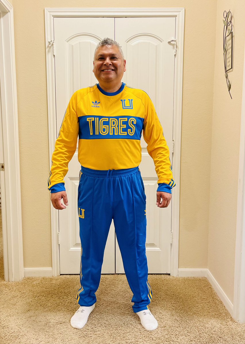 Pepe_Ramos's tweet photo. Mira nada más lo que me acaba de llegar directamente desde la Tigre Tienda de la UANL  @TigresOficial #Retro80’s #UANL #ElOrgulloDeNL https://t.co/tY3CQO3d5Q