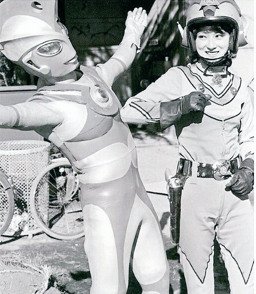 AndroMEGA18's tweet photo. #こんな時だから取り敢えず仲良しな画像を貼れ

美川隊員にド突かれたい男性諸氏は多いはず(笑)

＃ウルトラマンエース https://t.co/kcvJzXNOWW