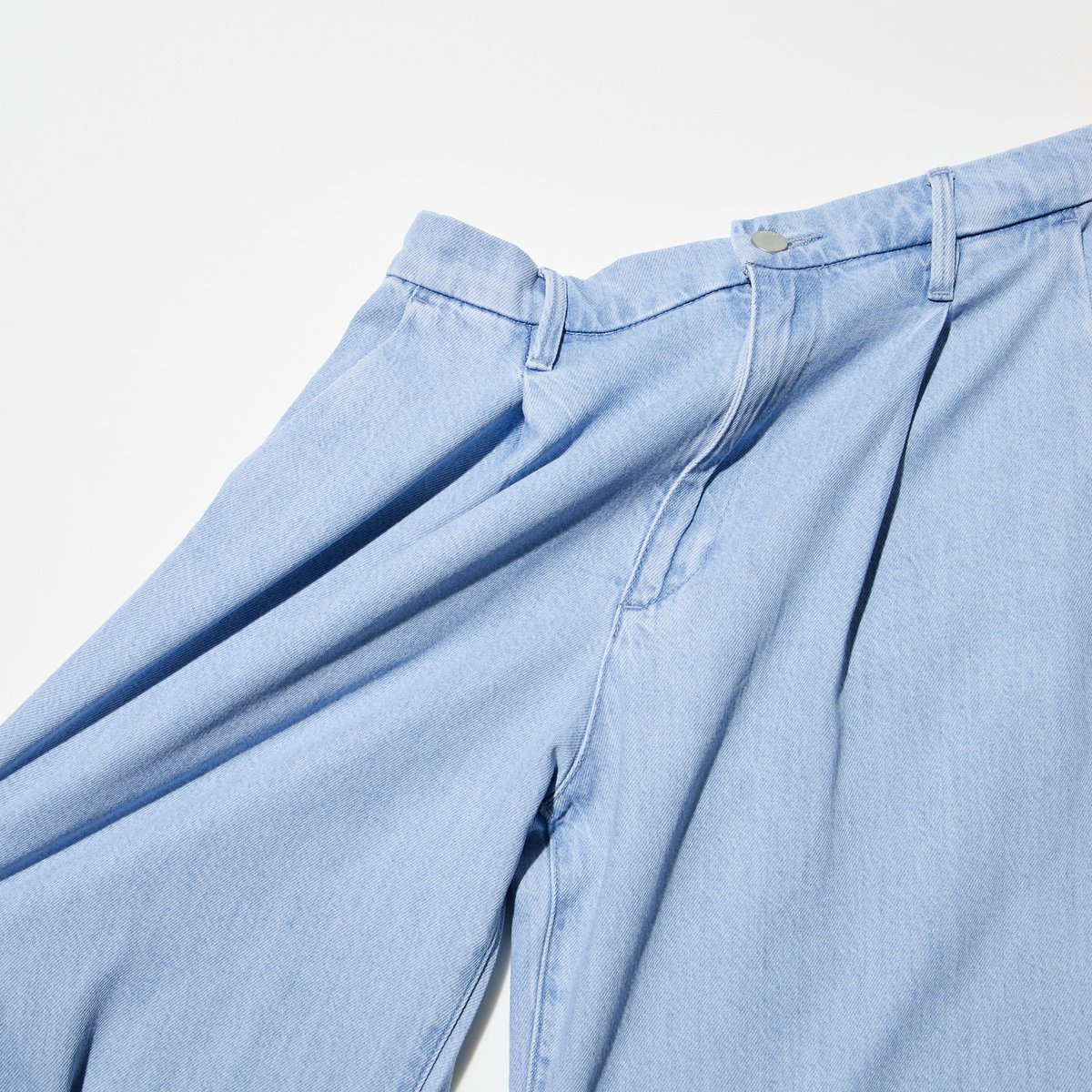 UniqloThailand's tweet image. ไอเทมมาใหม่! กางเกงผ้าเดนิมทิ้งตัวจับจีบ เนื้อผ้าเนียนนุ่ม ดีไซน์ขากว้างให้คุณใส่สบายได้อย่างมั่นใจ

🛍 ช้อปเลย! s.uniqlo.com/w_denimpleated…

#UniqloThailand #UniqloJeans #UniqloPants #DrapeyDenimPleatedPants #กางเกงขายาวผู้หญิง #กางเกงยีนส์ #กางเกงใส่สบาย