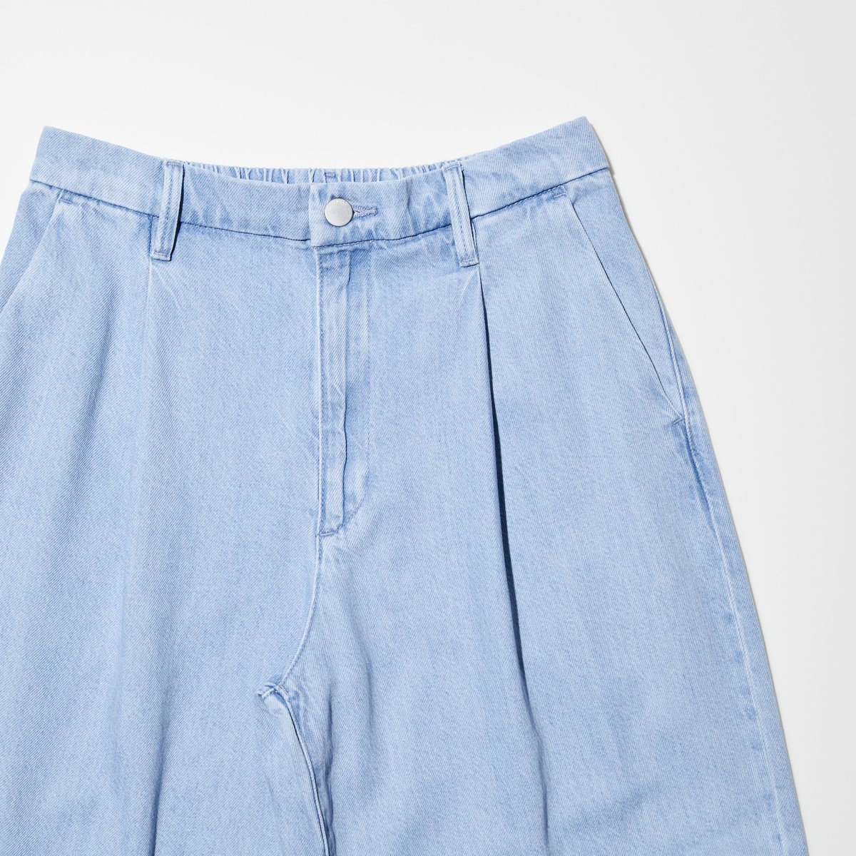 UniqloThailand's tweet image. ไอเทมมาใหม่! กางเกงผ้าเดนิมทิ้งตัวจับจีบ เนื้อผ้าเนียนนุ่ม ดีไซน์ขากว้างให้คุณใส่สบายได้อย่างมั่นใจ

🛍 ช้อปเลย! s.uniqlo.com/w_denimpleated…

#UniqloThailand #UniqloJeans #UniqloPants #DrapeyDenimPleatedPants #กางเกงขายาวผู้หญิง #กางเกงยีนส์ #กางเกงใส่สบาย