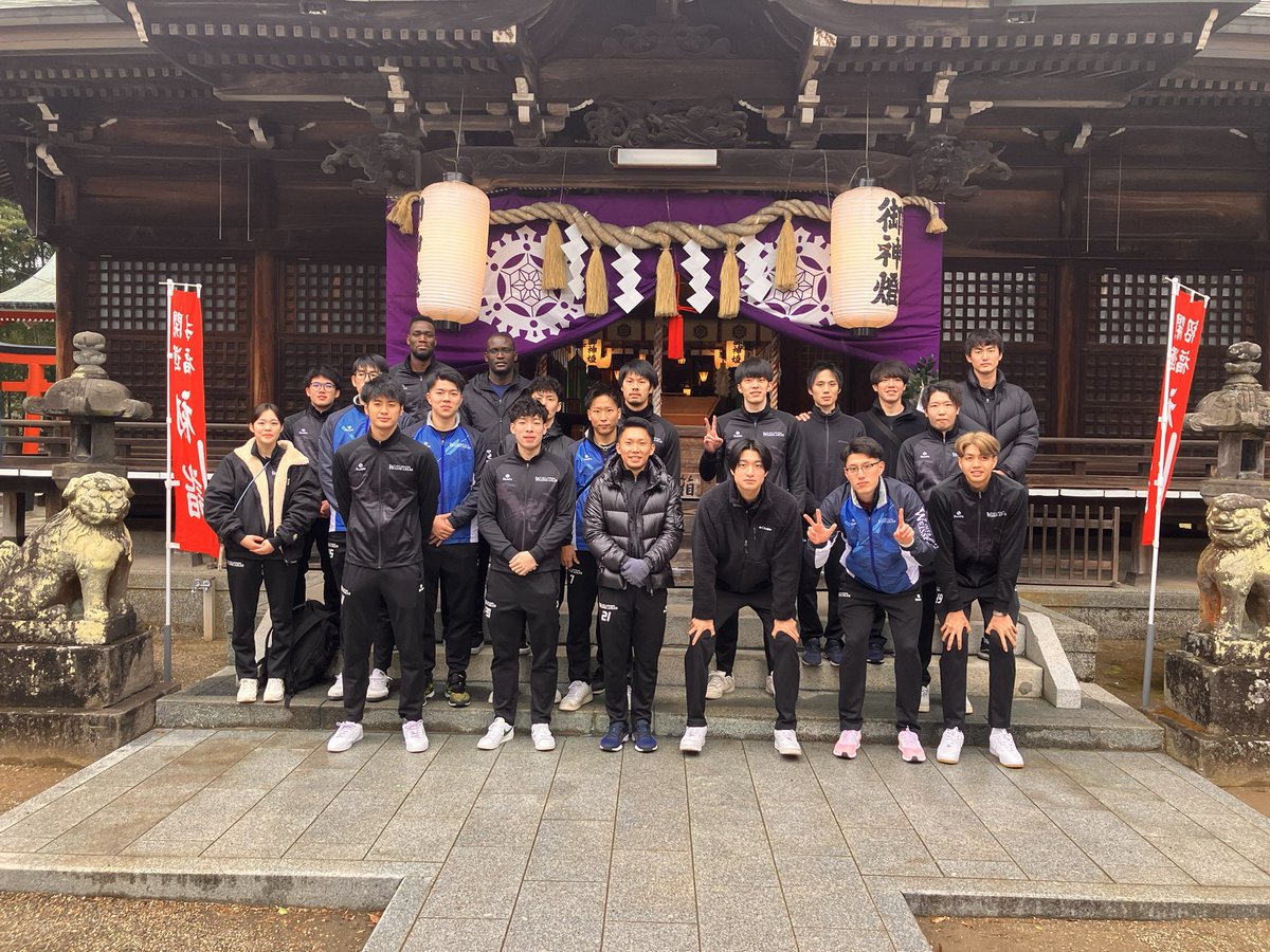 WeisseAdler's tweet photo. このたびの発生した石川県能登地方を震源とする地震により被害を受けられた皆さまに心よりお見舞い申し上げます。

チームは本日より始動開始！

まずは恒例の丹生神社⛩へお参りからスタート！

新年初めのゲームはHGから
1月13日🆚きんでん
1月14日🆚埼玉

会場にてお待ちしております🙇‍♂️
#年男3人集 https://t.co/8NRcG2KWXf