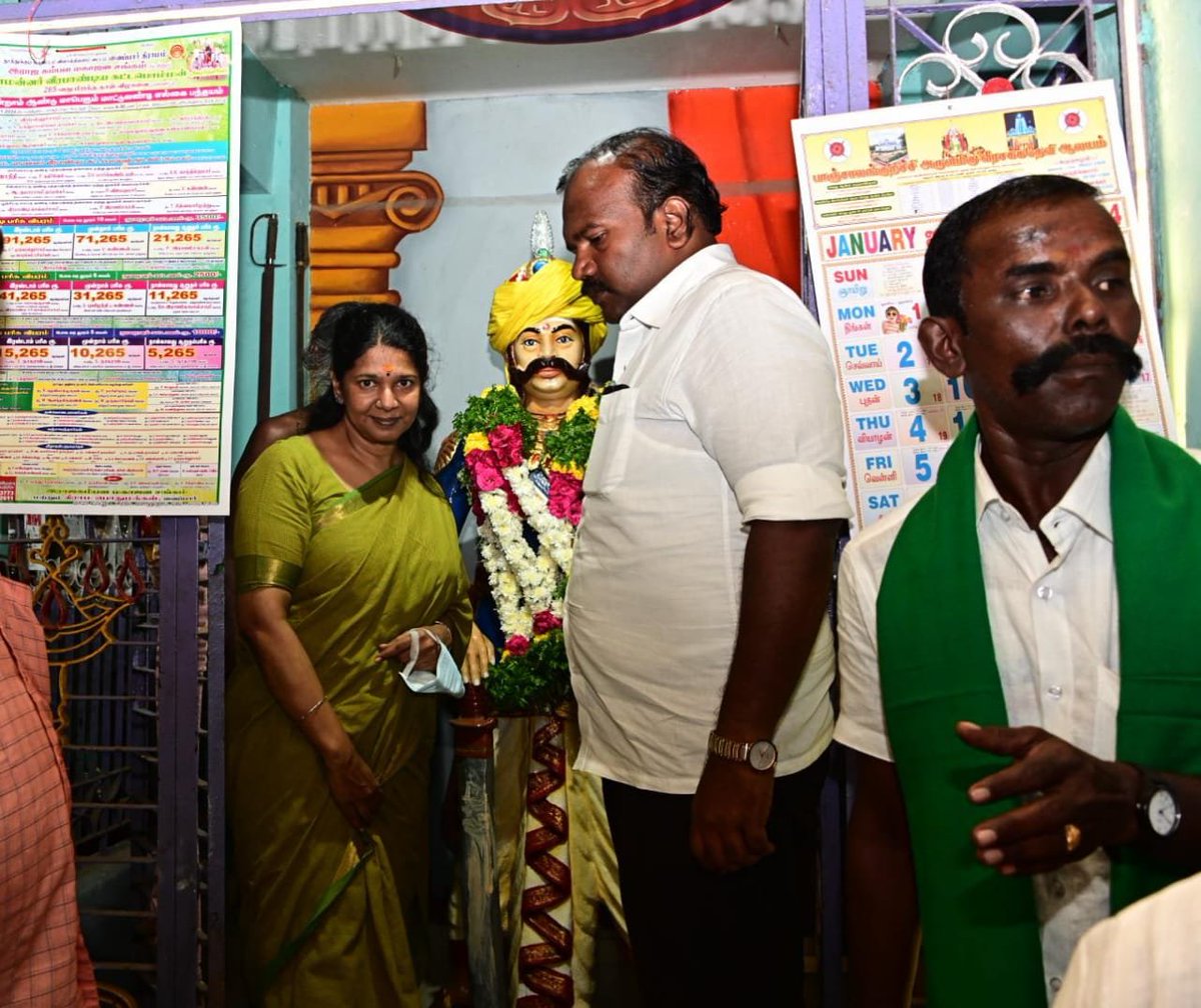 KanimozhiDMK's tweet photo. நேற்று விளாத்திகுளம் - வைப்பாறிலுள்ள வீரபாண்டிய கட்டபொம்மன் அவர்களின் திருவுருவச் சிலைக்கு மாலை அணிவித்து மரியாதை செலுத்தினோம்.
சட்டமன்ற உறுப்பினர் திரு. @mlavilathikulam,  மாநகராட்சி மேயர் திரு. @Jeganperiyasami உள்ளிட்டோர் உடன் பங்கேற்றனர். https://t.co/sEQh0zyE25