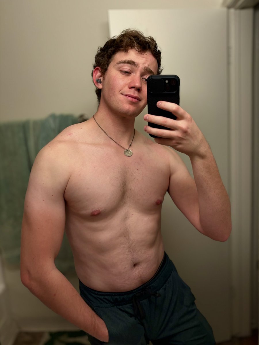 noahpasaran's tweet photo. debuting a new signature necklace with this thirst trap https://t.co/s98FHG1aAD