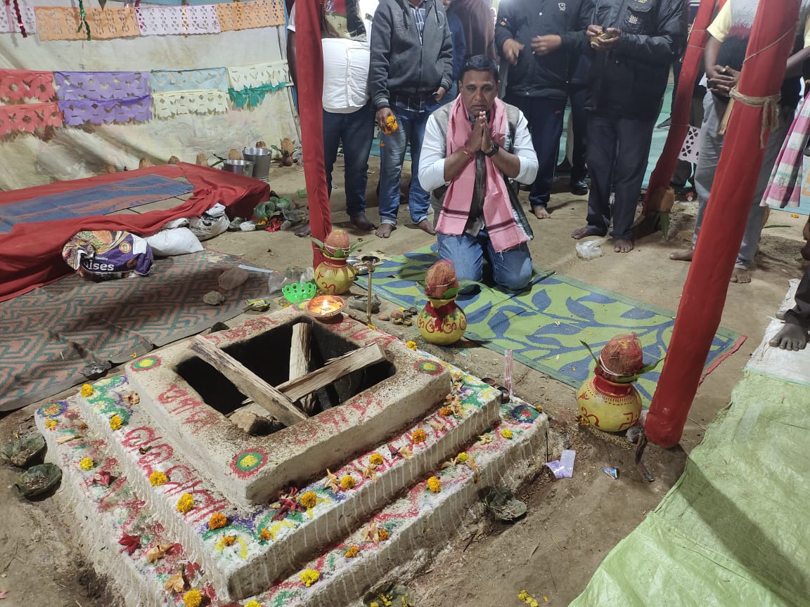 iamdmkrishna's tweet photo. ବୈଦିକ ବିଶ୍ଵଶାନ୍ତି ଦେବ ଯଜ୍ଞ ପରିଚାଳନା କମିଟି ତଥା ତାଲପାଲି ଗ୍ରାମବାସୀଙ୍କ ମିଳିତ ଉଦ୍ୟମରେ ସମଗ୍ର ବିଶ୍ବର ଶାନ୍ତି ପାଇଁ ଆୟୋଜିତ "ବୈଦିକ ବିଶ୍ଵଶାନ୍ତି ଦେବ ଯଜ୍ଞ" ରେ ଯୋଗଦାନ ପୂର୍ବକ ଯଜ୍ଞ ପରିଚାଳନା କମିଟି ଓ ତାଲପାଲି ଗ୍ରାମବାସୀଙ୍କ ସହ ମିଶିବାର ସୁଯୋଗ ମିଳିଲା। 

#dmuralikrishna #bargarh #Odisha #talpali https://t.co/C5oPypiSs9