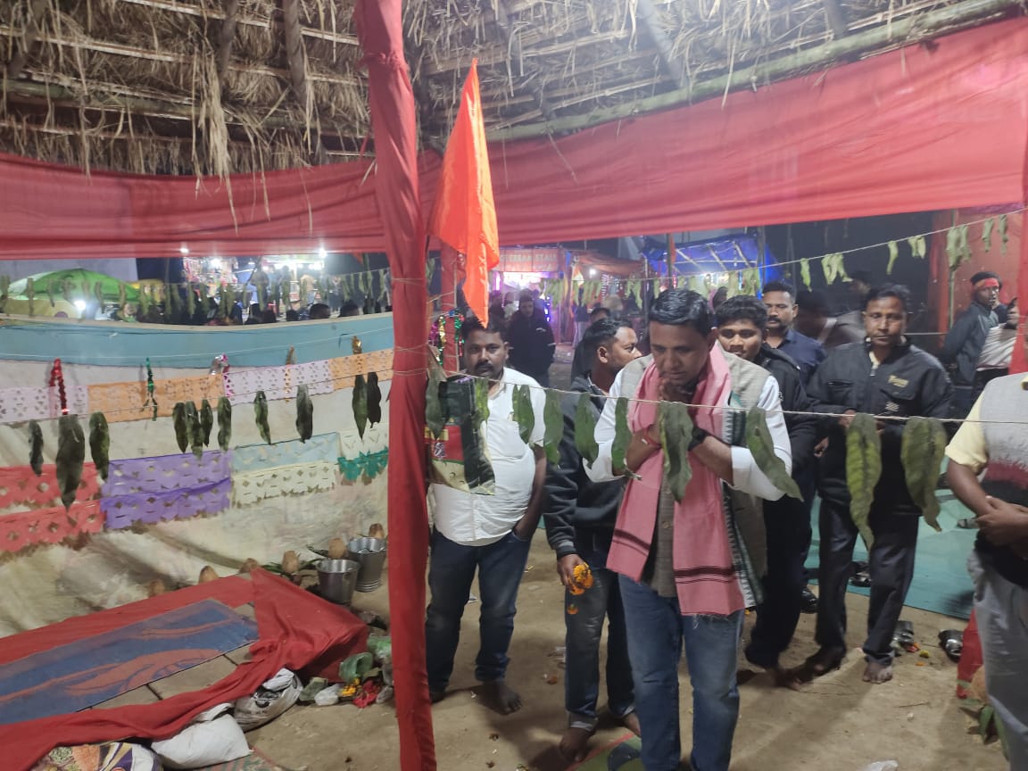 iamdmkrishna's tweet photo. ବୈଦିକ ବିଶ୍ଵଶାନ୍ତି ଦେବ ଯଜ୍ଞ ପରିଚାଳନା କମିଟି ତଥା ତାଲପାଲି ଗ୍ରାମବାସୀଙ୍କ ମିଳିତ ଉଦ୍ୟମରେ ସମଗ୍ର ବିଶ୍ବର ଶାନ୍ତି ପାଇଁ ଆୟୋଜିତ "ବୈଦିକ ବିଶ୍ଵଶାନ୍ତି ଦେବ ଯଜ୍ଞ" ରେ ଯୋଗଦାନ ପୂର୍ବକ ଯଜ୍ଞ ପରିଚାଳନା କମିଟି ଓ ତାଲପାଲି ଗ୍ରାମବାସୀଙ୍କ ସହ ମିଶିବାର ସୁଯୋଗ ମିଳିଲା। 

#dmuralikrishna #bargarh #Odisha #talpali https://t.co/C5oPypiSs9