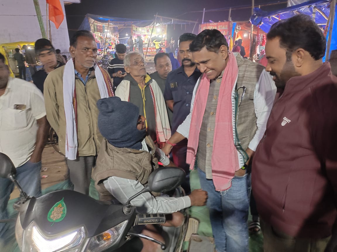 iamdmkrishna's tweet photo. ବୈଦିକ ବିଶ୍ଵଶାନ୍ତି ଦେବ ଯଜ୍ଞ ପରିଚାଳନା କମିଟି ତଥା ତାଲପାଲି ଗ୍ରାମବାସୀଙ୍କ ମିଳିତ ଉଦ୍ୟମରେ ସମଗ୍ର ବିଶ୍ବର ଶାନ୍ତି ପାଇଁ ଆୟୋଜିତ "ବୈଦିକ ବିଶ୍ଵଶାନ୍ତି ଦେବ ଯଜ୍ଞ" ରେ ଯୋଗଦାନ ପୂର୍ବକ ଯଜ୍ଞ ପରିଚାଳନା କମିଟି ଓ ତାଲପାଲି ଗ୍ରାମବାସୀଙ୍କ ସହ ମିଶିବାର ସୁଯୋଗ ମିଳିଲା। 

#dmuralikrishna #bargarh #Odisha #talpali https://t.co/C5oPypiSs9