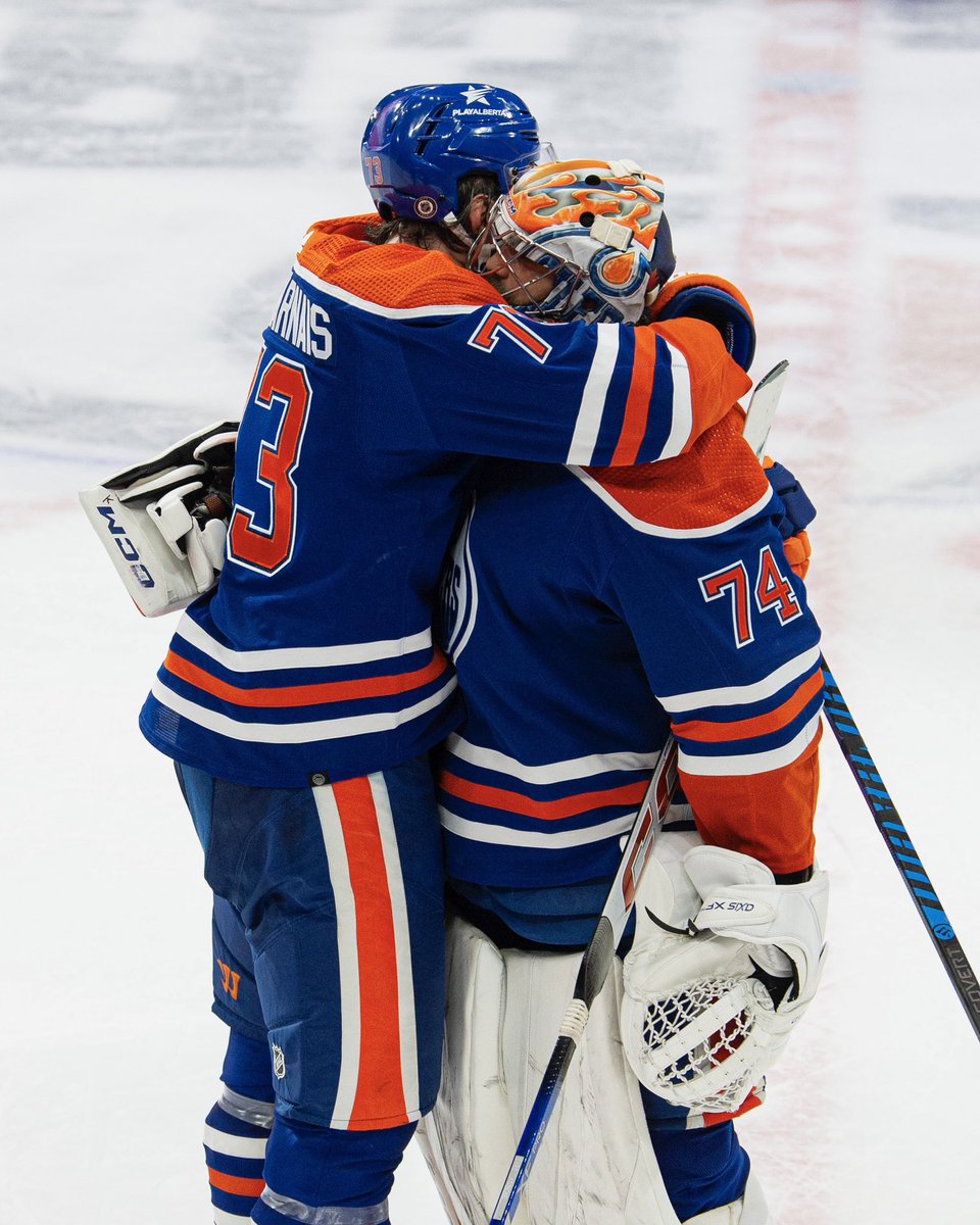 EdmontonOilers's tweet photo. VINNY &amp; SKINNY CELEBRATE SIX WINNYS IN A ROW 🙏 https://t.co/zFa87HYgV5