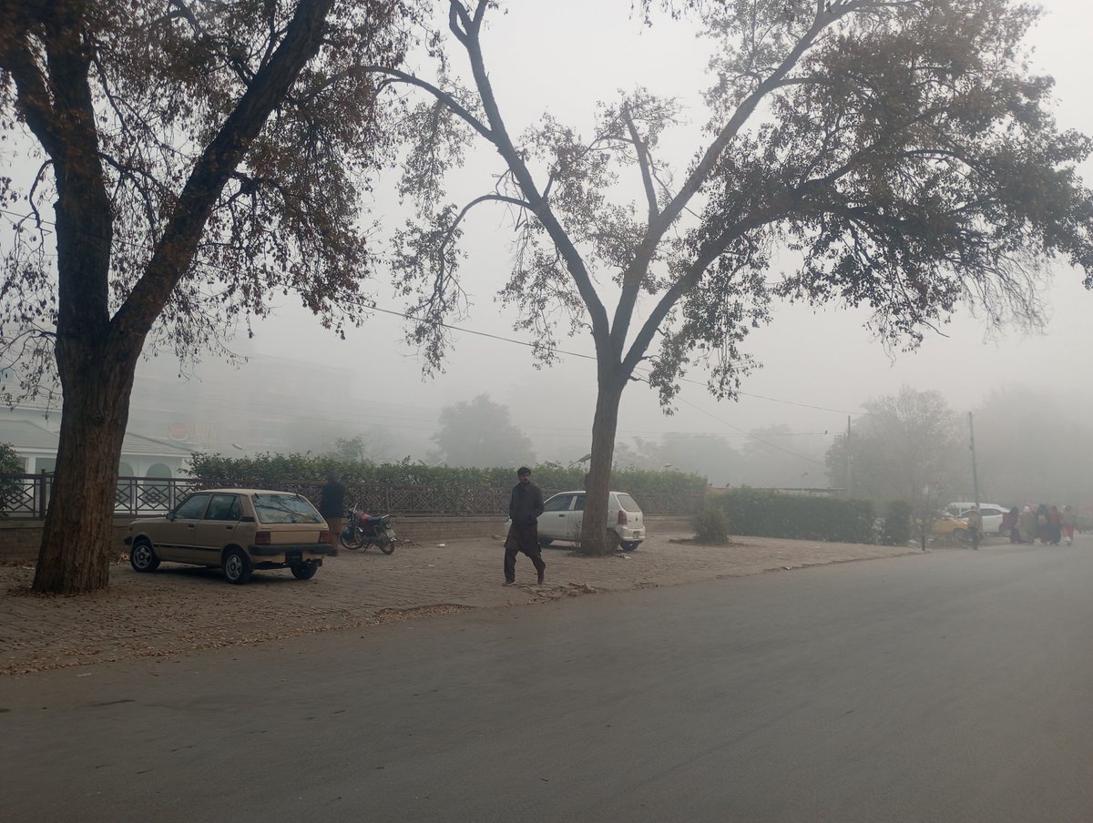 MiqbalDir's tweet photo. #UniversityOfPeshawar right now. It is an unusual foggy morning #Islamabad
#environmentalchanges
#Environment https://t.co/VTwstKAY2z
