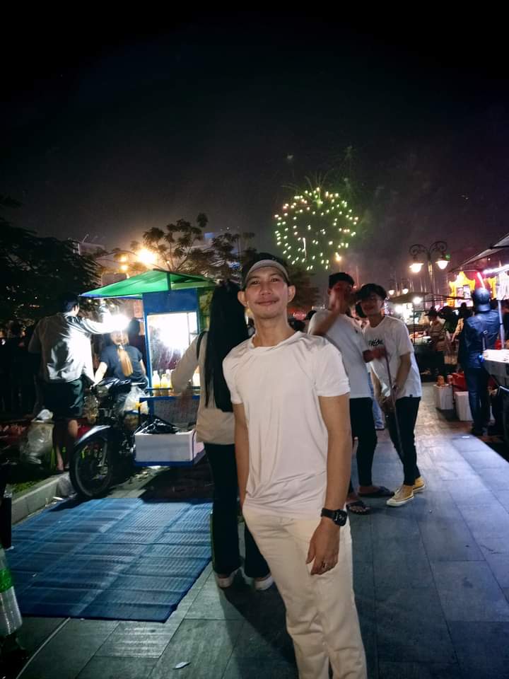 ចង់មានអ្នកប្រាប់ថានឹក ស្រលាញ់ដូចគា
រាត្រីឆ្លងឆ្នាំ