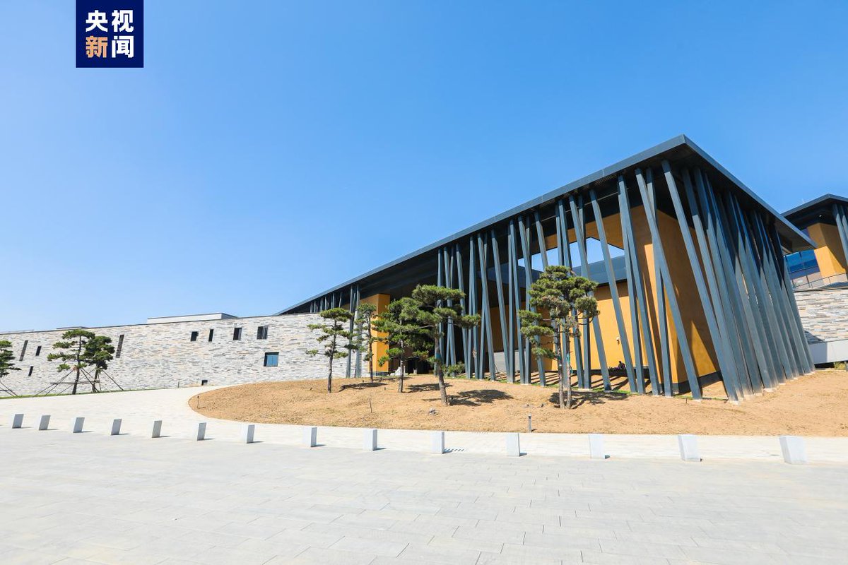PDChinese's tweet photo. 【中國古動物館正式開館】1月3日，位於河北保定的亞洲最大自然博物館之一——中國古動物館（保定自然博物館）正式開館。該博物館總建築面積約7.3萬平方米，陳列展品總計約6000件左右，是一座以古生物化石為載體，系統普及古生物學、古生態學、古人類學以及進化論知識的中國國家級自然科學類專題博物館。 https://t.co/peATyI321X