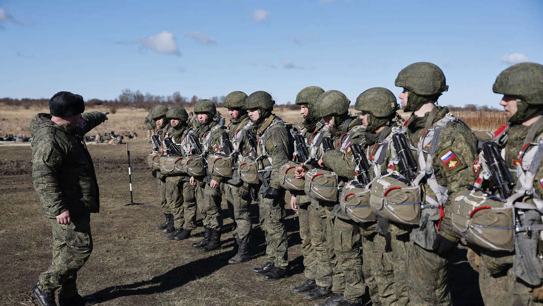 'Massenarmee von geringer Qualität: Russlands Armee leidet unter enormen Verlusten' 02./03.01.2024,05:10,fr de Die Verluste Russlands sind drastisch gestiegen. Moskau ist im Krieg zunehmend auf eine Einweg -Massenarmee von geringer Qualität angewiesen, tausende Sterben