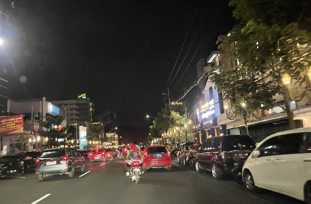 yusufgunawan's tweet photo. Seperti yang saya duga, jalur sepeda dibuat tapi akhir kata di lapangan kenyataannya adalah untuk parkir kendaraan. Bagaimana tanggapannya @PemkotMalang @dishub_mlgkota? 

cc @JatimPemprov @OmbudsmanRI137 @KhofifahIP @EmilDardak @infomalang @24hourindonesia @cityguide911fm 

Foto diambil tgl 29 Des. 2023 sktr 19:30 - 20:00 WIB