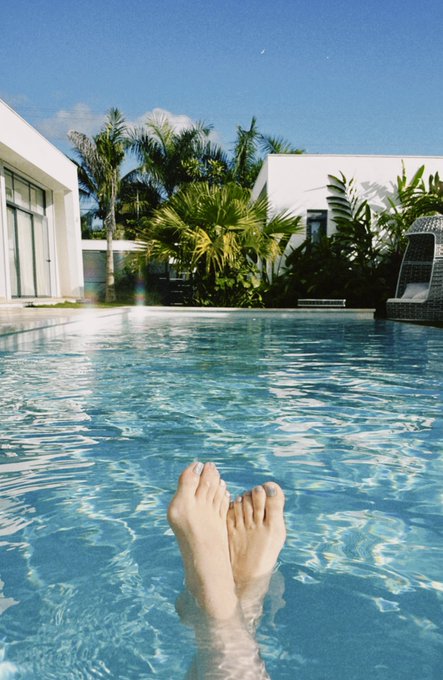 Kicking 2024 off on a perfect note: in the tropics with very limited service ✨🌺💫 https://t.co/HuOA56