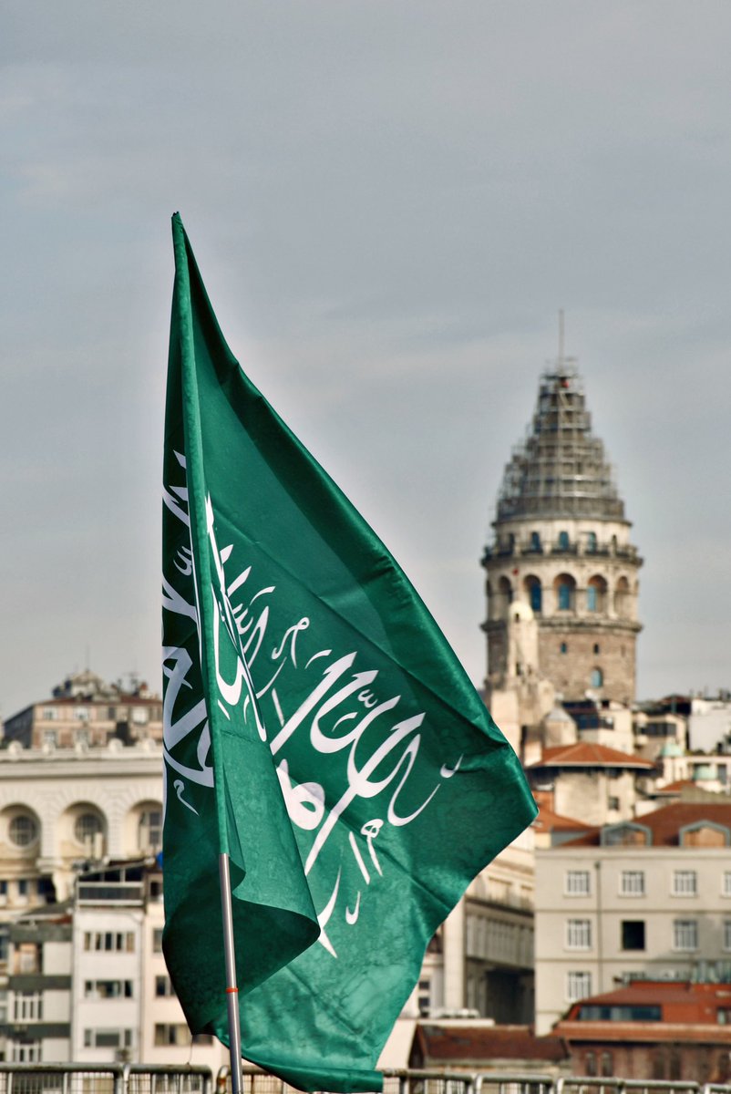 Ve bir tohum düştü toprağa
Ve ülkeme bir muştu oldu
Selam durdu bütün melekler
Yerde gökte tek ses duyuldu:
La ilahe illallah