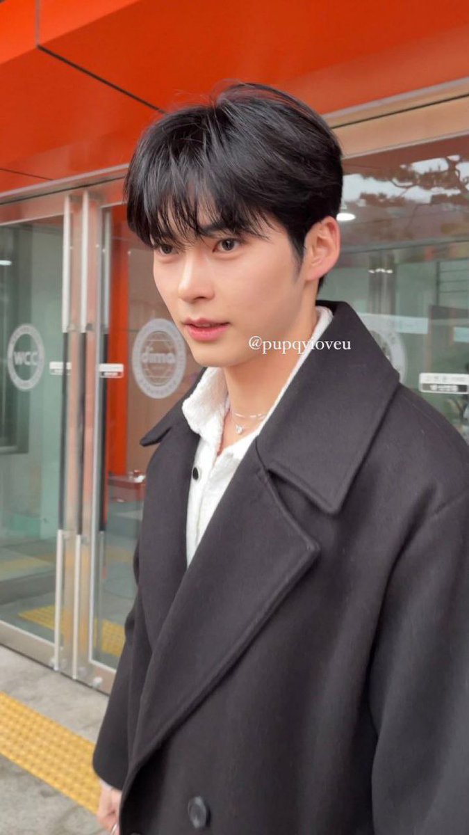 -star campus crush kita sung hanbin udah siap nih buat perform showcase di kampusnya pake lagu yang dia tulis sendiri😍 ciee yang mau lulus terus wisuda~~ (shb ganteng bgt pls😭)