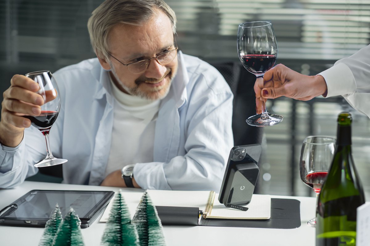 Here's to new chapters, endless possibilities, and making every moment count. Happy New Year! 🥳🌟

#happynewyear #newyear #2024  #2024plans #goals #tech #magsafe #apple #cheers