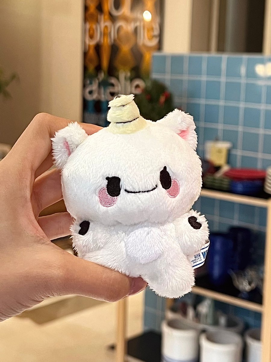 ❤️위오제작 인형들을 소개합니다❤️

NCT헨드리처럼 짙고 큰 눈을 닮은 
헨드리의 인형입니다‼️

동글동글한 얼굴과 발그레한 볼터치도 예쁘지만
귀엽게 솟아있는 뿔도 너무 귀엽습니다😊

사진출처 : <a href="/Henhenry0928/">Henhenry</a>