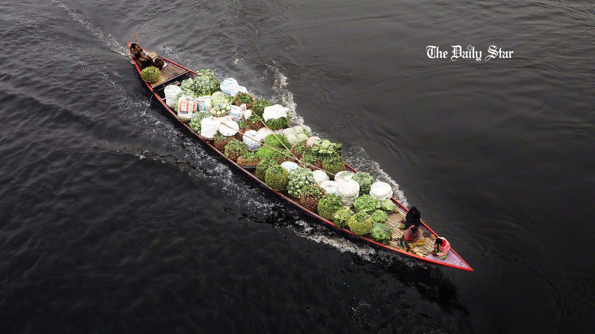 dailystarnews's tweet photo. A boat carrying vegetables in the black water of the Turag in Dhaka’s Gabtoli. Mindless discharge of effluents, sewage, and waste into the river has given the water such a hue.
Photo: Palash Khan
#bangladesh #dhaka #photography #turag #river https://t.co/Jm2jIw5EAb