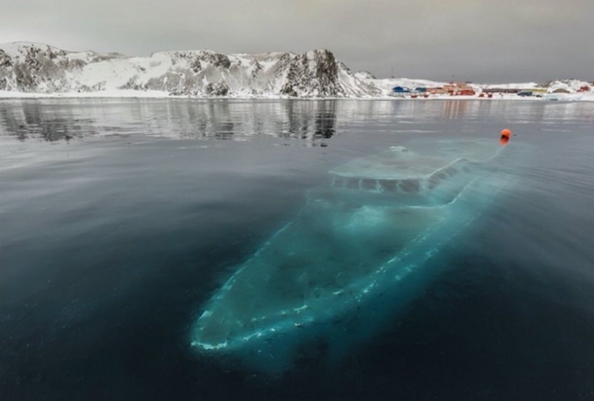 historyinmemes's tweet image. In 2012, a Brazilian yacht named Mar Sem Fim, owned by the renowned journalist João Lara Mesquita, capsized while he and a four-man crew were filming a documentary off the coast of Antarctica. The yacht encountered strong winds of 100 km/hr, causing it to rock from side to side.…
