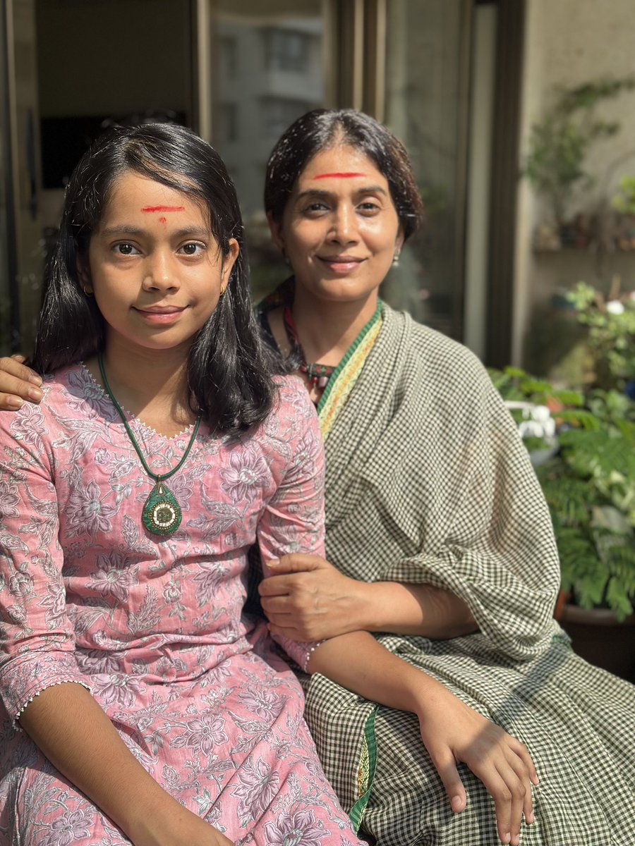 तुझ्याकडं गाडी बंगला असो/नसो,
तुझ्याकडं पैसाअडका, भारीतले कपडे मोबाईल असो/नसो,  
तुझं लग्नं झालेलं असो/नसो..
पण तुझ्या माथ्यावर आपल्या सावित्रीबाईंनी कोरलेली ज्ञानाची आस -आजन्म राहो..  
ही चिरी कुणाच्या नावाची नाही.. 
ही तुझी आहे.. 
तुला  आत्मसन्मान शिकवणारी.. 
#SavitribaiPhule