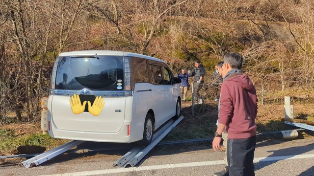 【驚き】ガードレール外して車脱出 地震で前後の道路陥没「すごい機転」
news.livedoor.com/article/detail…

能登半島地震で道路が前後陥没し、閉じ込められたドライバーたちが、ガードレールを外して下道への脱出口を作ったという。NHKの中継映像に映っており、Xでは現場にいた投稿も話題となった。