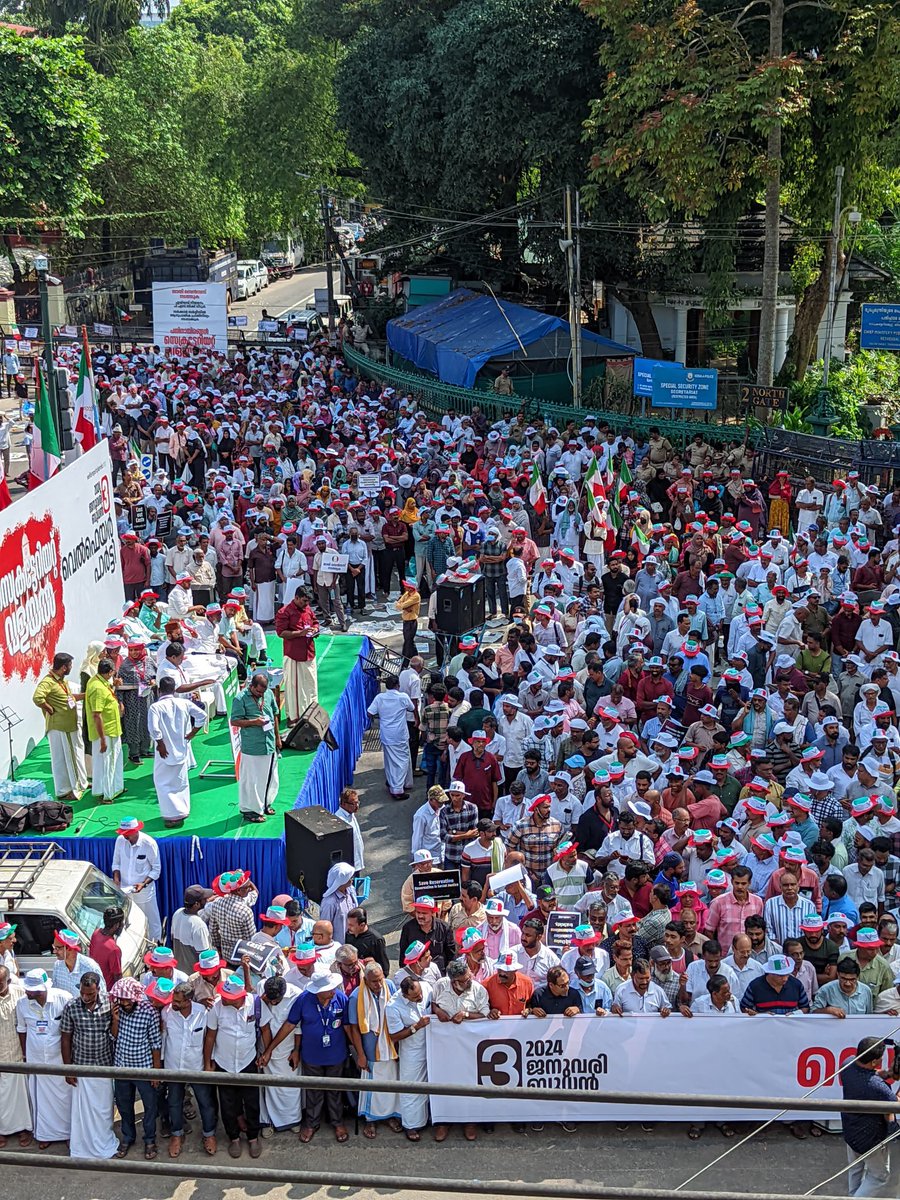 KTMubarakvelom's tweet photo. ഐതിഹാസിക സംഗമത്തിന്  അഭിവാദ്യങ്ങൾ 

▪️ ജാതി സെൻസസ് നടത്തുക.
▪️ എയ്ഡഡ് നിയമനം പി.എസ്.സിക്ക് വിടുക.
▪️ സർക്കാർ സർവ്വീസിൽ ആനുപാതിക   പ്രാതിനിധ്യം നടപ്പാക്കുക.
പതിനായിരങ്ങൾ സെക്രട്ടറിയേറ���റ് വളയുന്നു.
2024 ജനുവരി 3
വെൽഫെയർ പാർട്ടി
#welfarepartykerala #castecensus #castecensusinkerala https://t.co/9mm1GnBbeN