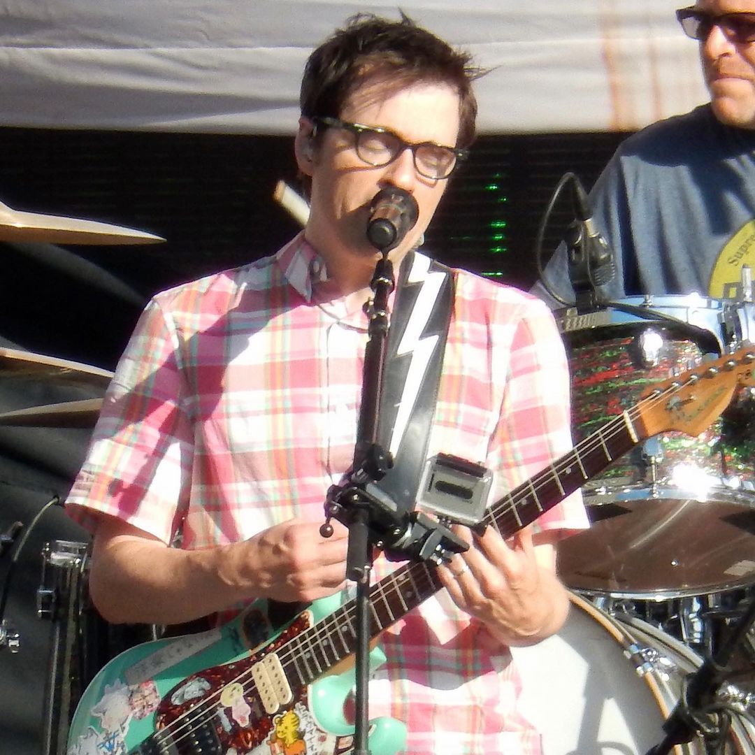 Hourly Weezer tweet media