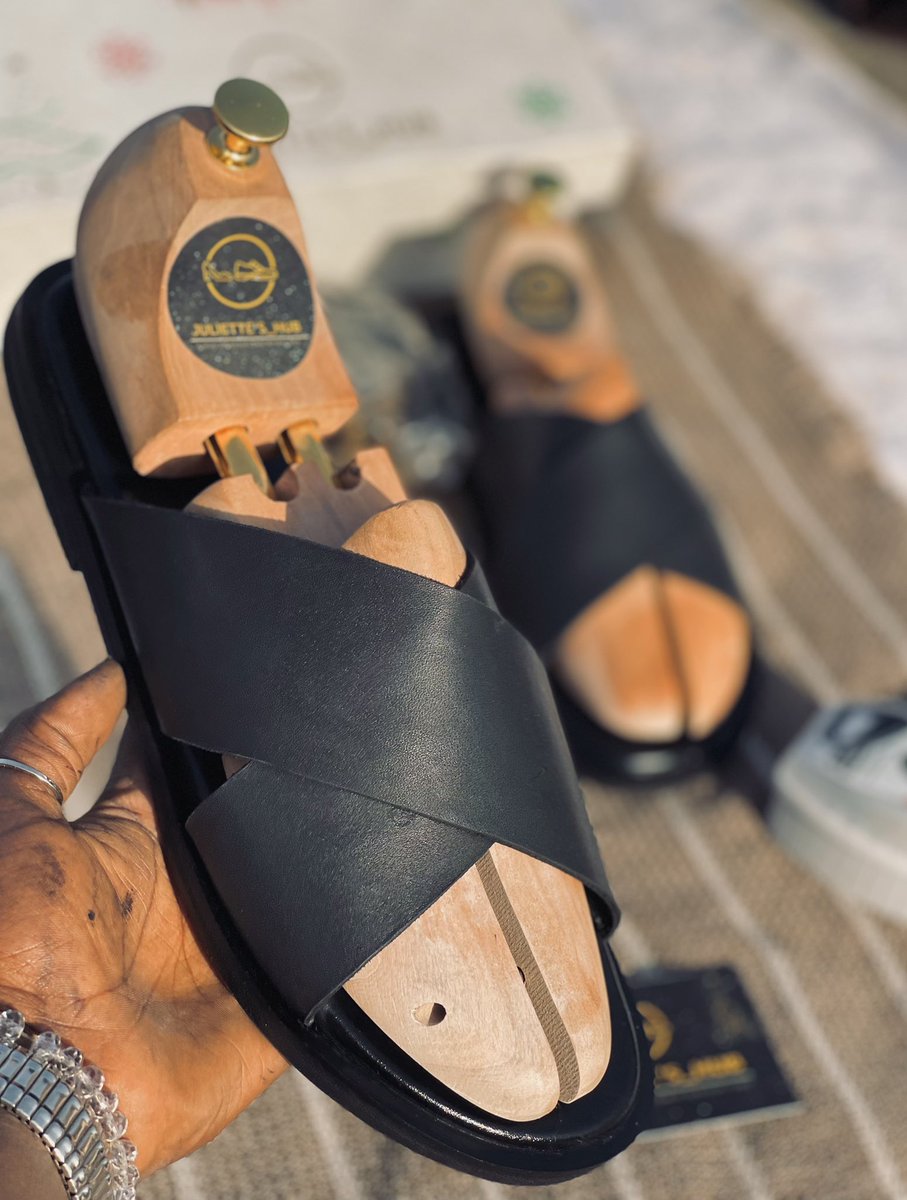 JulietteFestus's tweet photo. Cross slides just hits different 🥲❤️‍🩹.. 
All made from pure skin Material into  a perfect finishing 🤭.. #Abuja #Chioma #NYSC #kokozaria #Edochie https://t.co/FXjVBLudHj