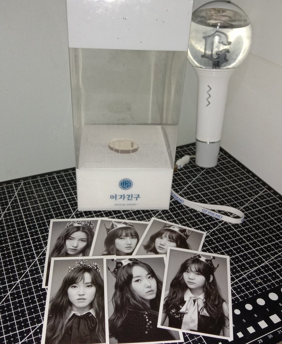 fallforyjm's tweet photo. WTS LFB PH ONHAND 

𓏔 GFRIEND LIGHTSTICK ver.1 : ₱1,300 ( ₱1,000 payo)
   — no battery holder
   — has dirt mark on the box
     ⤷ can also do cod + additional fees 

mop: gcash
mod: sco (jnt) / lbc https://t.co/GQntzhLK1Y