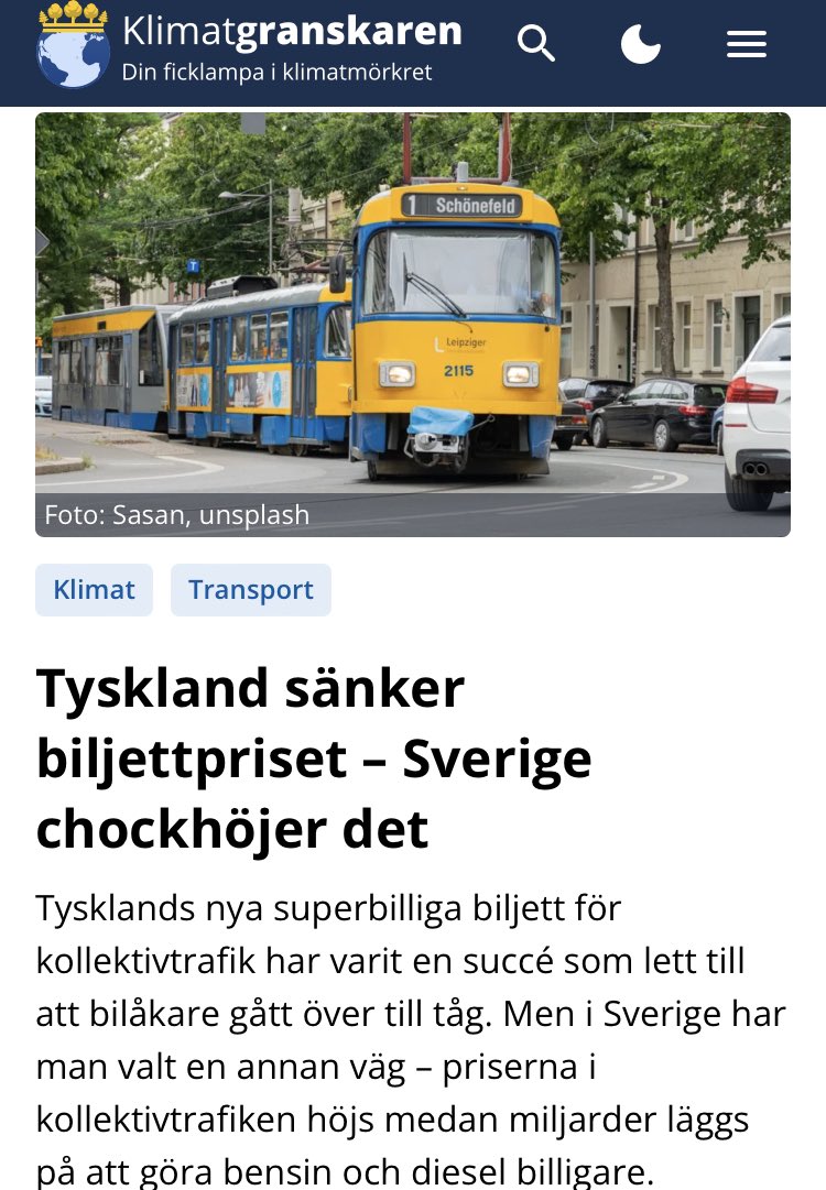 Tysklands superbilliga tågbiljett har varit en succé, där bilister gått över till kollektivtrafik. Men i Sverige har man valt diametralt motsatt väg: chockhöjda priser på tåg och buss och miljardsubventioner till bensin.