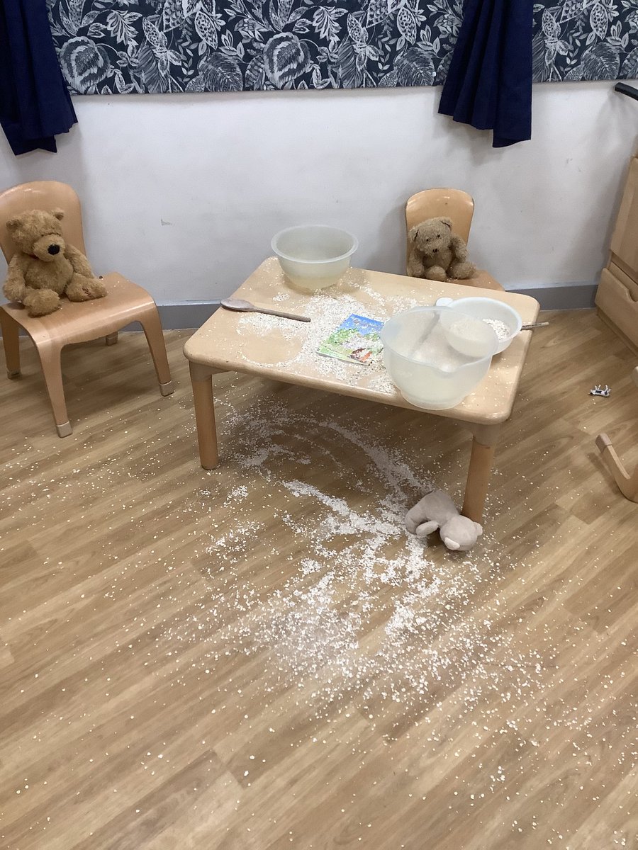 RobsackN's tweet photo. 🧒 Thrilling nursery moment! 🍲 Children enter the kitchen to find a wild scene: porridge everywhere, 3 bowls, and 3 bears! 🐻 they think that maybe it was it Daddy Bear, Baby Bear, or Mama Bear! 🕵️‍♂️ Let's solve this mystery together! @R_S_Wood https://t.co/y9sjxNZ8Fm