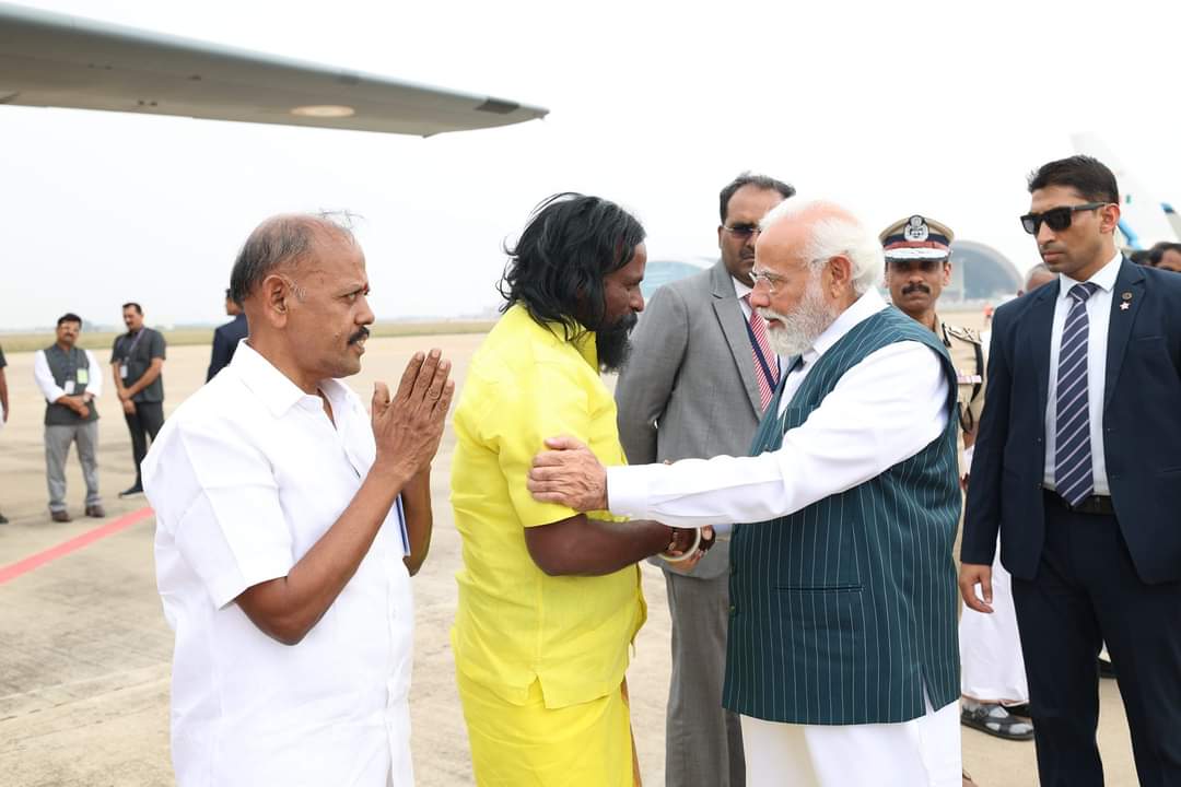 rajadakshith's tweet photo. பாரத பிரதமருடன் பாமர மக்களின் தலைவன்... https://t.co/IKoDFT2pck