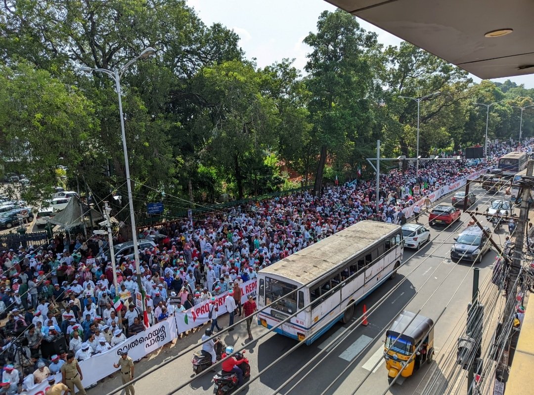 Hafeedmiskah's tweet photo. Tens of thousands now blockading the Kerala Government Secretariat demanding #CasteCensusinkerala https://t.co/DW1vv360v4